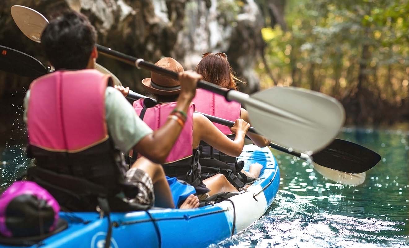 Parce qu'il peut se pratiquer en famille, le kayak est une activité très populaire en Nouvelle-Zélande.