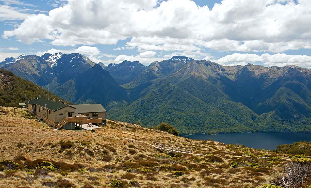 Luxmore Hut est célèbre pour son panorama sur le lac et les montagnes du Fiordland.