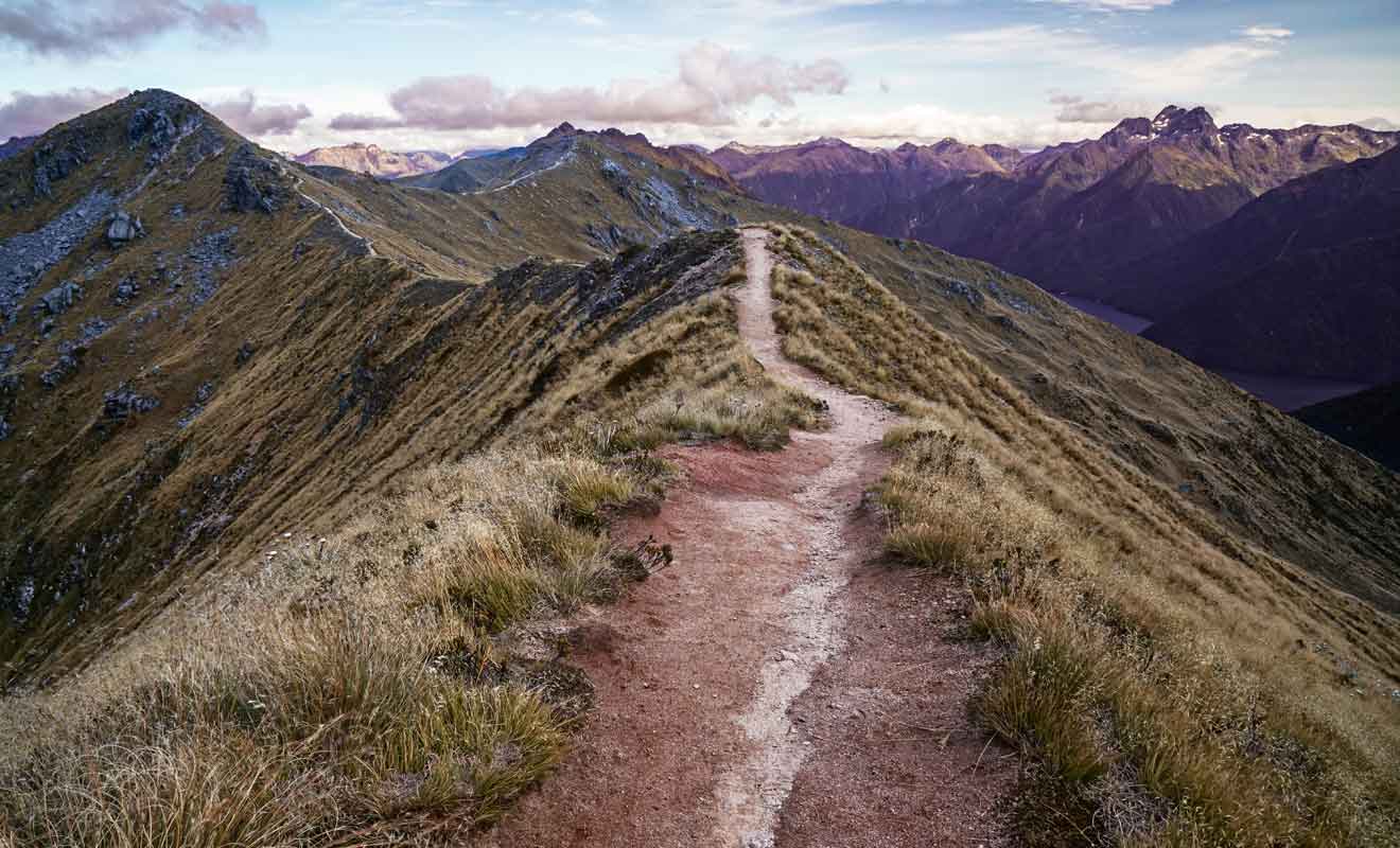 La météo en basse saison complique la progression, ce qui pousse le Département de la Conservation à déconseiller cette Great Walk entre avril et octobre.