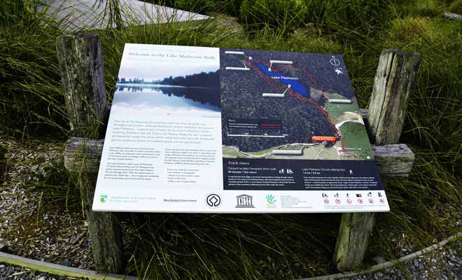 La carte de la randonnée se trouve au début de l'excursion. Impossible de se perdre, il suffit de rester sur le sentier pour faire le tour du lac.