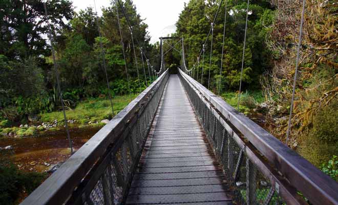 Aucune inquiétude à avoir, le pont suspendu qui enjambe la rivière de Clear Water est parfaitement stable.