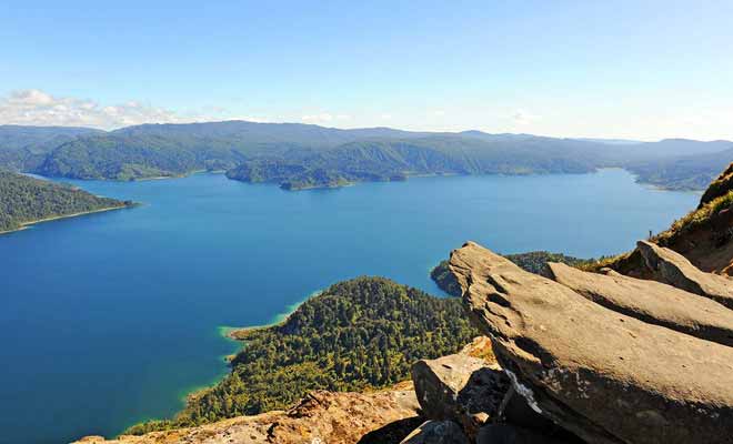 La grande randonnée du lac Waikaremoana s'effectue sur plusieurs jours, mais vous pouvez vous faire déposer ou rapatrier en bateau si vous êtes pressé par le temps.