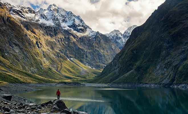 Le Lake Marian se trouve au terme d'une randonnée facile dans les montagnes.