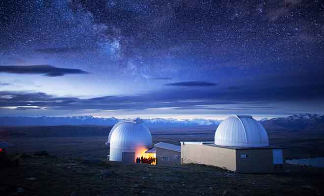 Les passionnés d'astronomie peuvent participer à des sorties guidées dans la montagne pour admirer les étoiles.