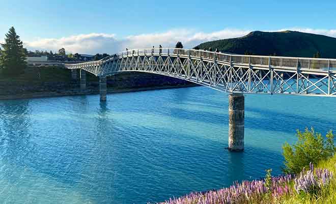 La nouvelle passerelle évite de devoir faire un détour et elle a permis de désengorger en partie les alentours de l'église.