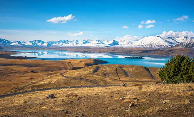 Il faut compter une heure de marche pour rejoindre le lac en descendant la colline en pente douce.