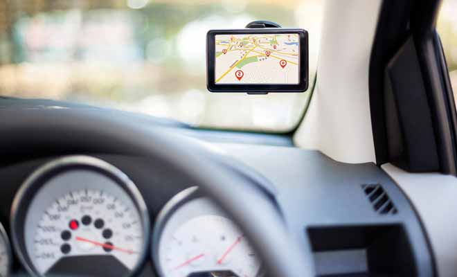 Le GPS est souvent proposé en option par les loueurs de voitures. Dans le cadre d'un séjour d'une année entière, il est plus intéressant d'en acheter ou d'utiliser celui de votre smartphone.