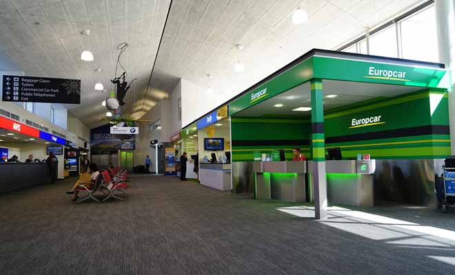 Les grandes enseignes de location de voiture ou de camping-car possèdent une agence dans chaque aéroport du pays. D'autres marques possèdent un dépôt à proximité et proposent un service de navette gratuite pour vous y conduire.