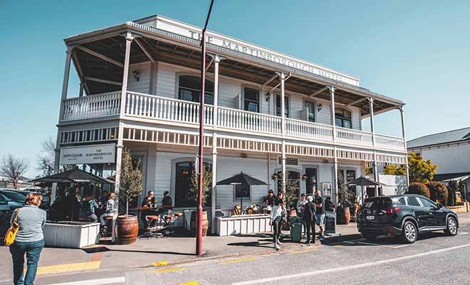 Située exactement à mi-parcours depuis Wellington, la petite ville de Martinborough est célèbre pour ses vignobles.