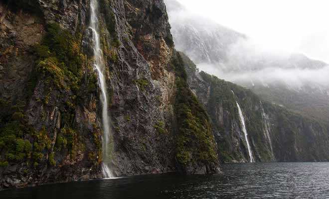 La région du Fiordland reçoit une moyenne de 7 mètres de pluie chaque année. Des centaines de cascades éphémères évacuent le trop-plein d'eau dans les fjords comme le Milford Sound.