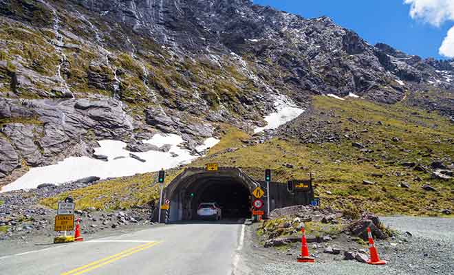 Il aura fallu presque 30 ans pour creuser le Homer Tunnel dans la roche de granit.
