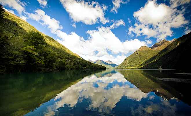 Le lac que l'on n'aperçoit pas depuis la route est l'une des merveilles cachées de la SH94.
