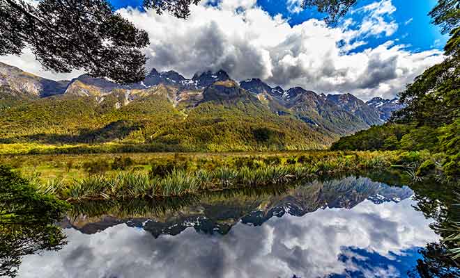 Les montagnes se reflètent à la surface du lac si la surface de l'eau n'est pas troublée par les canards ou par la pluie et le vent.