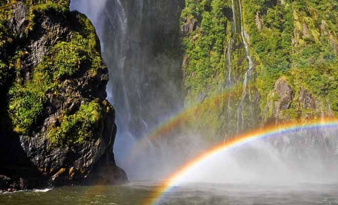 Les centaines de cascades qui se forment à cause de la pluie sont balayées par le vent. L'humidité dans l'air laisse apparaitre de nombreux arcs en ciel.