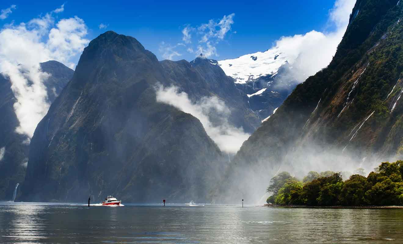 La navigation demeure la solution la plus abordable pour explorer le fjord.
