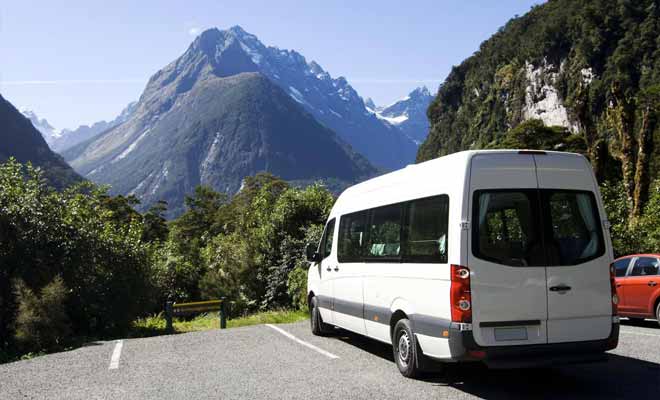 Si vous n'êtes pas un conducteur expérimenté et si vous n'avez jamais piloté un camping-car il vaut sans doute mieux lui préférer la voiture. D'autant que l'on roule à gauche dans le pays et qu'il faudra s'y habituer très vite.