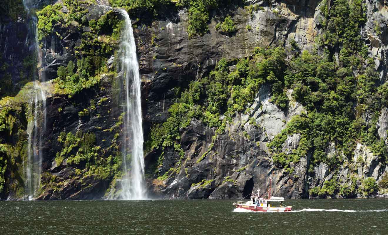 Il vaut mieux opter pour un navire de petite taille pour apprécier la découverte du Milford Sound.