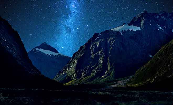 Essayez de passer une nuit en camping ou au Milford lodge pour admirer les étoiles.