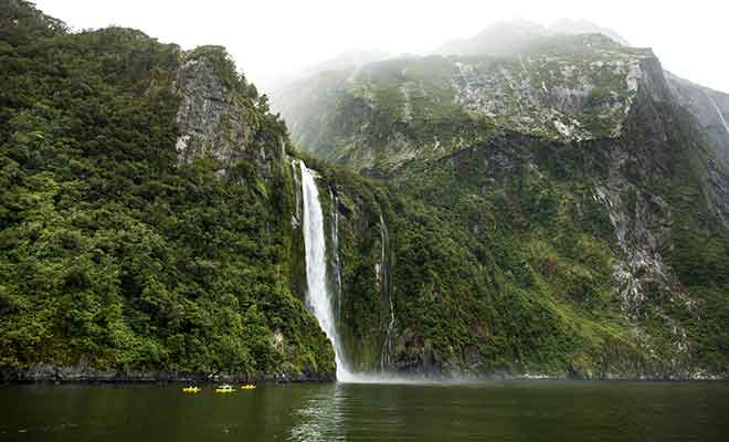 Le kayak permet de naviguer près des chutes et des cascades.