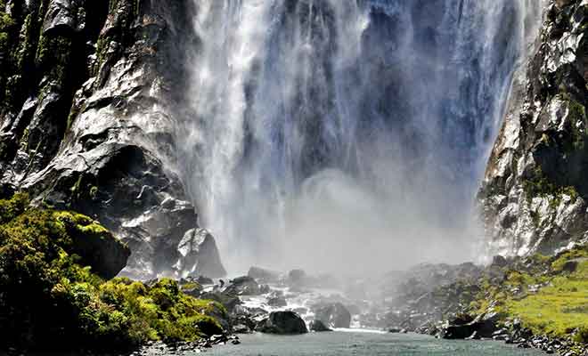 L'eau tombe de 155 mètres d'altitude et le vent disperse de la vapeur d'eau.