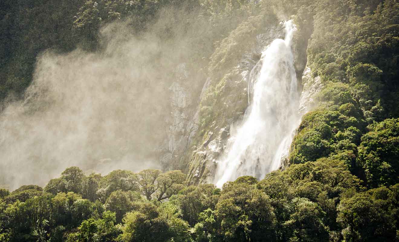 Les précipitations records du Fiordland donnent naissance à des centaines de cascades.
