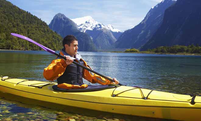 Le kayak se révèle un moyen de transport facile à l'usage, mais cela ne signifie pas que l'on peut faire l'impasse sur une période d'initiation plus ou moins longue. Prenez au minimum une leçon avant de partir à l'aventure en solo.