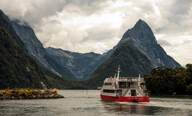 La croisière dure entre deux et trois heures selon la compagnie. L'itinéraire consiste à remonter le fjord jusqu'à la mer de Tasman. Les colonies d'otaries, les dauphins et les nombreuses chutes et cascades sont autant d'occasions de prendre des photos inoubliables.