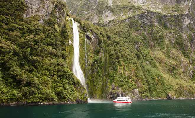 Les Stirling Falls et les Lady Bowen Falls sont les deux chutes d'eau permanentes du fjord.