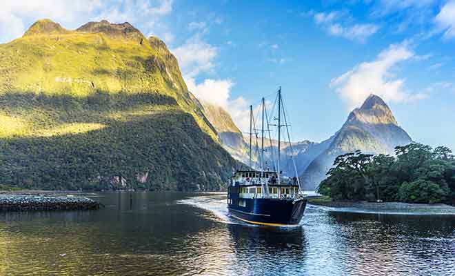 Pour choisir une excursion sur le fjord, il faut comparer les horaires, les tarifs et les services à bord.