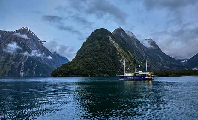 Real Journeys propose des cabines à louer pour passer la nuit au Milford Sound.