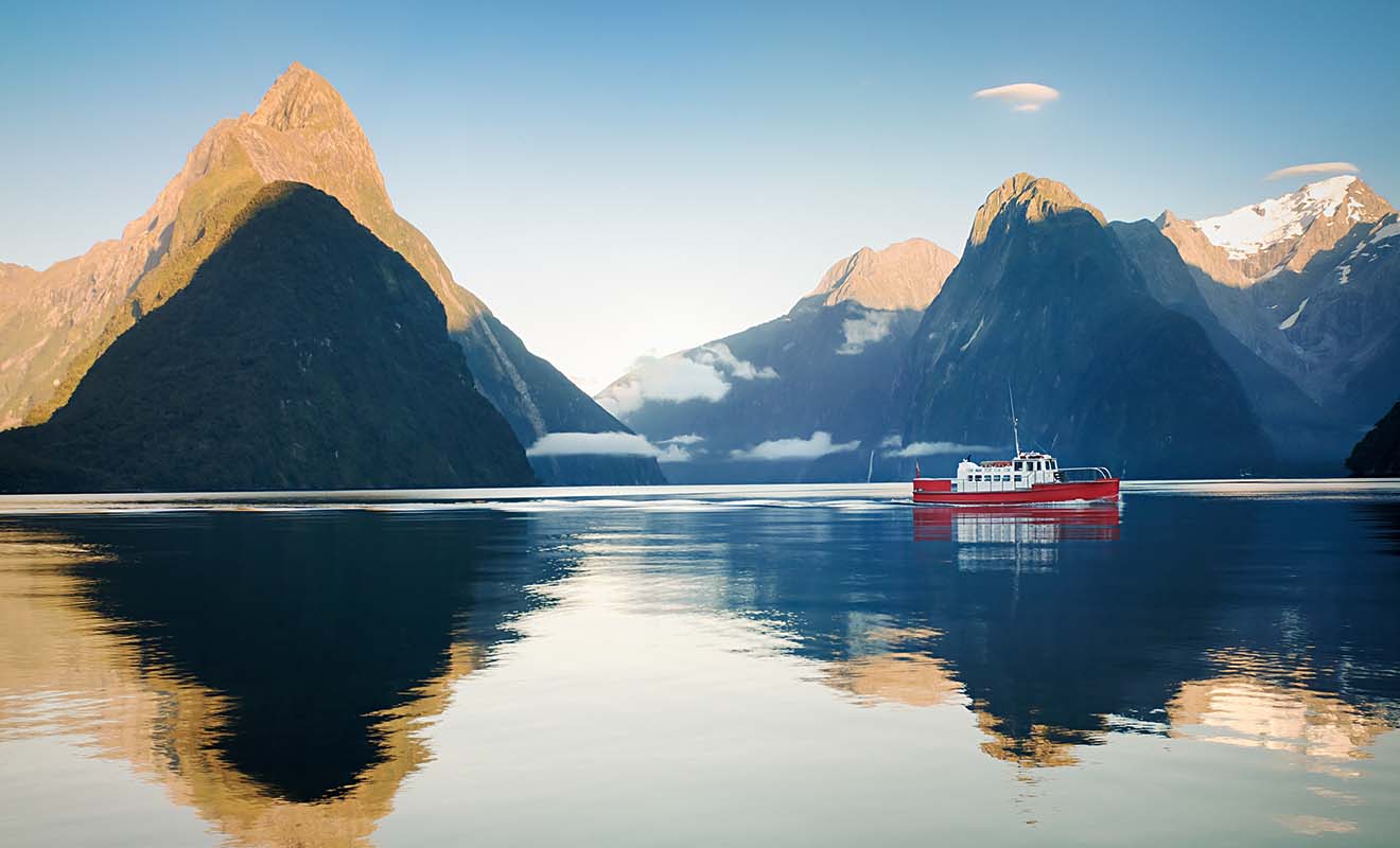La hausse de la fréquentation touristique commence à poser problème au Milford Sound, avec trop de navires de croisière ou d'avions qui survolent les montagnes.
