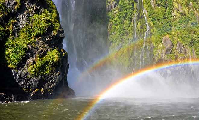 L'eau emportée par le vent engendre des arcs-en-ciel.