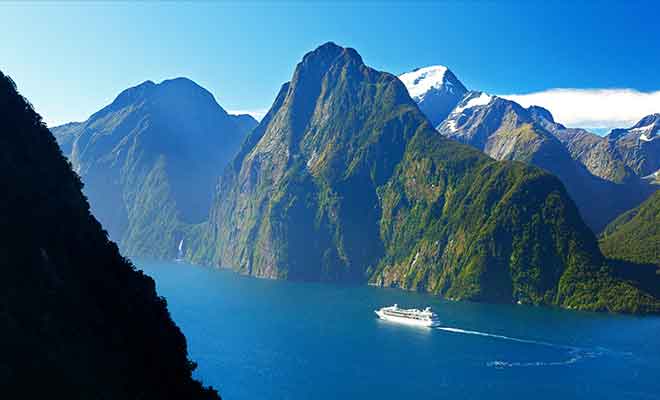 Des survols du Milford Sound sont possibles en avion ou en hélicoptère.