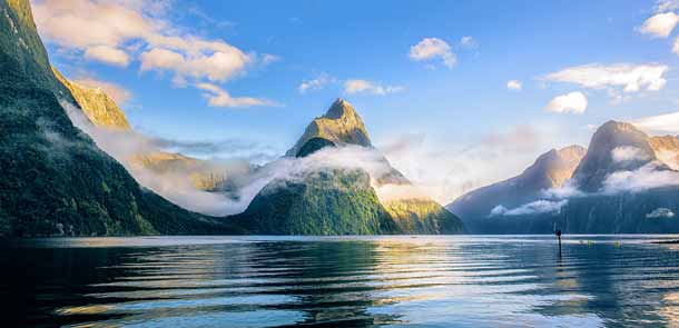Le Mitre Peak culmine à 1696 mètres d'altitude et doit son nom à sa forme pointue qui évoque la coiffe d'un évêque. La montagne est visible dès que l'on arrive au parking.