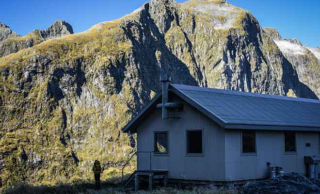 Il faut passer trois nuits dans des refuges pour achever le Milford Track.