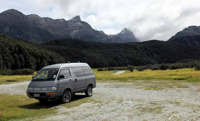 Véhicule d'occasion rime souvent avec réparation, surtout si vous achetez le premier van ou camping-car disponible. Mais les petites galères sur le bord de la route forgent le caractère et font parties de la plupart des Programmes Vacances Travail.
