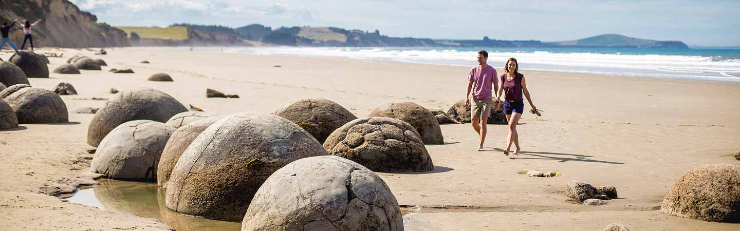 Les Moerakis Boulders sont des rochers ronds sur la plage.