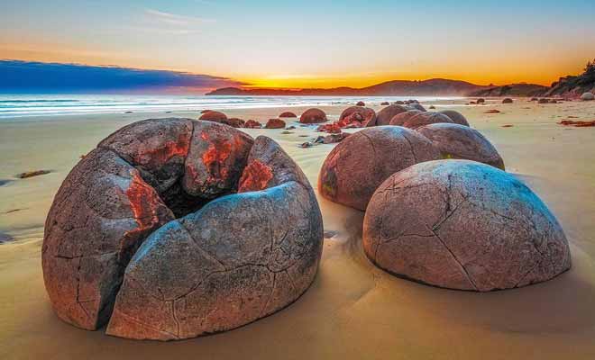 Les Moeraki boulders ne sont évidemment pas des oeufs de dinosaures ou d'extraterrestres. Ils se sont formés comme des perles durant des millions d'années.