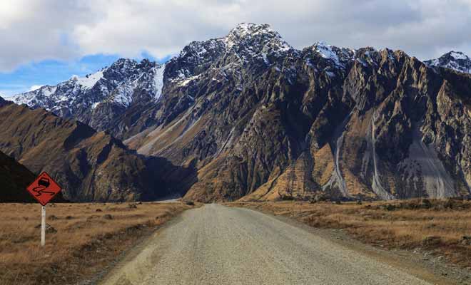 La conduite sur les routes de graviers de Nouvelle-Zélande (gravel roads) doit s'effectuer à une allure très réduite, car le terrain n'est pas aussi stable qu'à l’accoutumée, et parce que les projections de graviers peuvent abîmer la voiture.