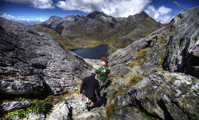 Pour suivre les randonnées en montagne, il faut prévoir plusieurs épaisseurs de vêtements légers que l'on pourra ajouter ou enlever selon l'altitude et le vent.