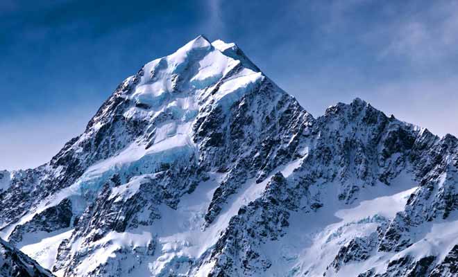 En raison de plissement de l'écorce terrestre, les montagnes de Nouvelle-Zélande se sont formées en cinq millions d'années. À peine un battement de cils à l'échelle du temps.
