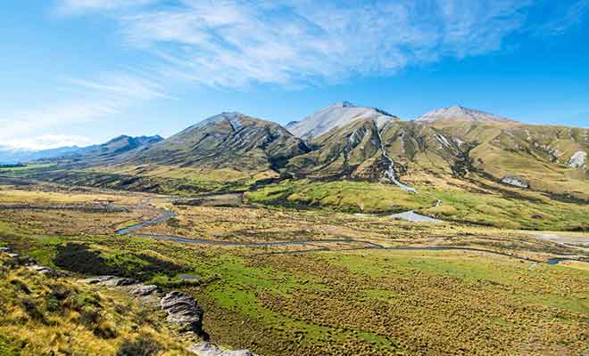 Du printemps au début de l'été (sept-dec), le paysage est encore vert, car irrigué par la fonte de neiges.