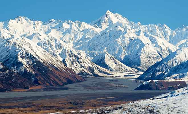Nous sommes en altitude et les montagnes communiquent avec des glaciers aux neiges éternelles.