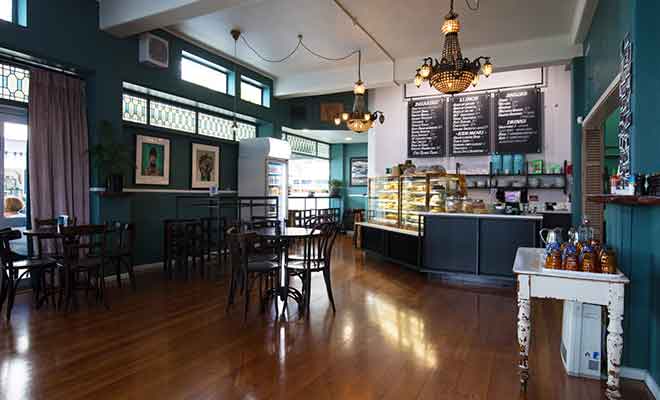 L'Ajuna Eatery propose également de la vente à emporter.