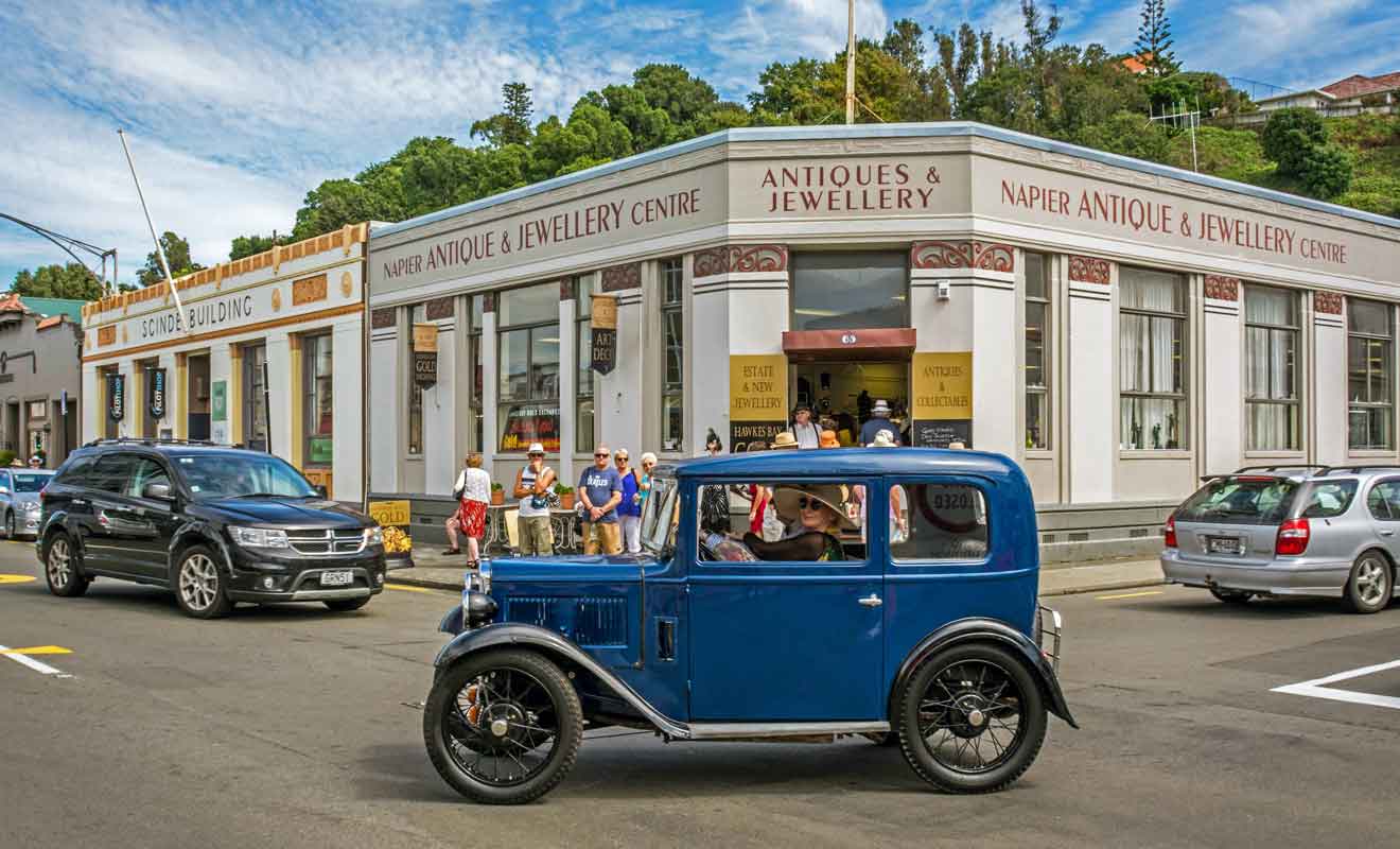Il n'est pas rare de croiser de vieux modèles de voiture sur la route.