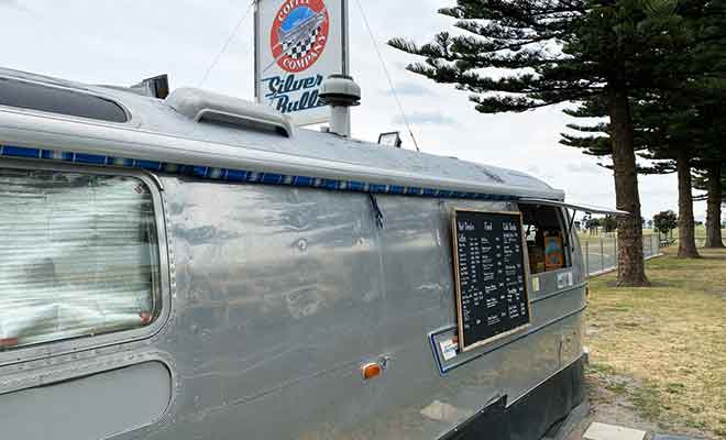 Cette ancienne caravane chromée était à la mode dans les années 70.