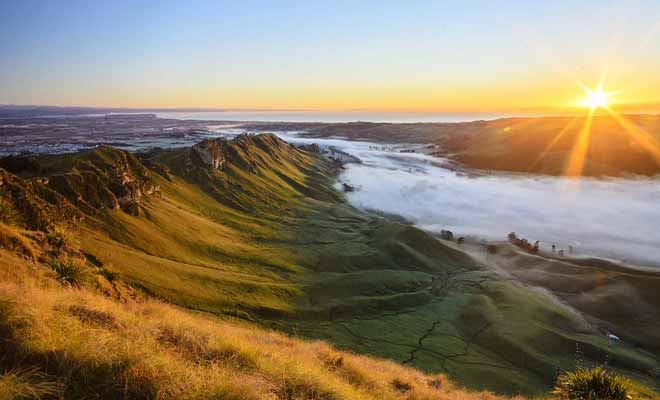 Le sommet de Te Mata Peak peut être rejoint en randonnée, ou directement en voiture, car il y a un parking au sommet... mais la marche est évidemment recommandée.