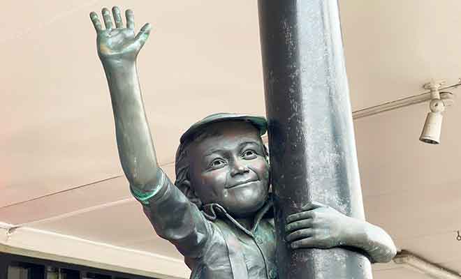 Mark White a créé une seconde statue sur Emerson Street.