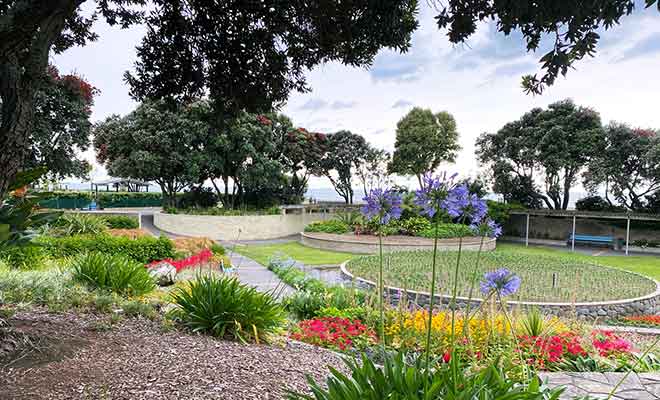 Le Sunken Garden et ses parterres de fleurs arrondis.