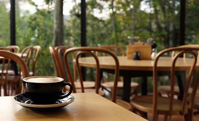 Prenez votre petit-déjeuner en écoutant le chant des oiseaux dans le parc de Queens Garden.